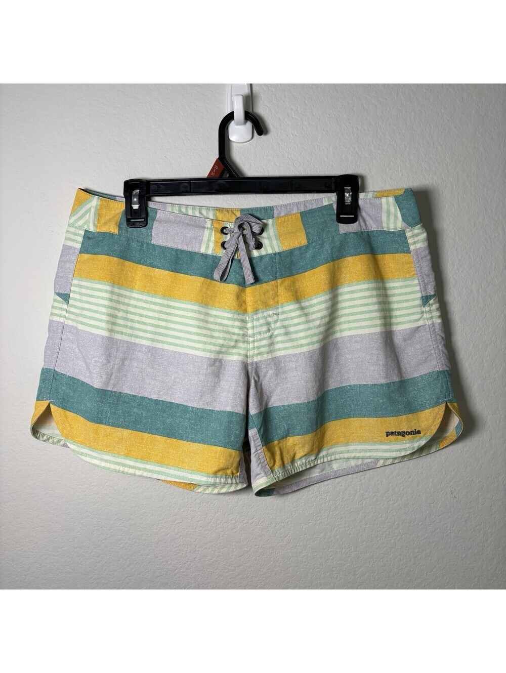 Patagonia Women’s Wavefarer Boardshorts Colorful Stripes 4.5” Inseam Size 12 EUC